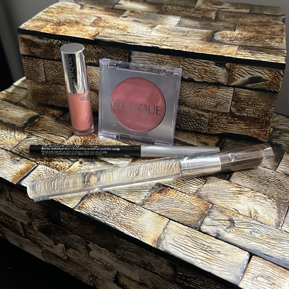 HOST PICK🎉🎈NWT CLINIQUE Powder Blush/Quickliner/Pop Splash Lip Gloss/Blush Brush - Picture 10 of 11